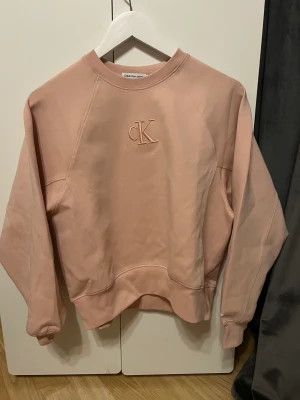 Vi sweatshirt  - Pink Bloom ck sweatshirt  Helt ny, oanvänd inte ens testad!  Kom med prisförslag, tänk dock på att den är helt oanvänd så inga skambud!! 🫶🏼 Vi kommer överens om ett pris som passar oss båda, ha en fortsatt bra dag, skriv om ni undrar över över nått! 🥰