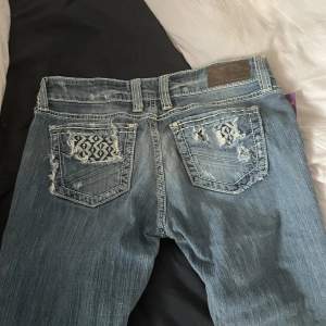 Säljer dessa jätte fina, helt nya low rise jeans  som jag köpte på pop. Sitter jätte bra på och helt oanvända💞 