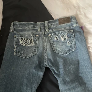Low rise jeans - Säljer dessa jätte fina, helt nya low rise jeans  som jag köpte på pop. Sitter jätte bra på och helt oanvända💞 