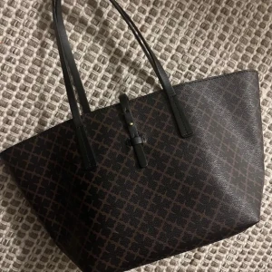 By Marelene Briger - Säljer denna fina väska då jag inte har nån användning till den! Det finns inga skador och ör i ett jätte bra skick! 