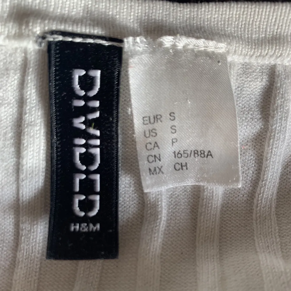 Säljer nu detta fina vita linne från H&M i storlek S då det inte kommer till användning längre:) Hör av er vid intresse!! Säljer för 50+frakt 🤍. Toppar.