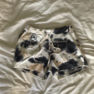 Mjukisshorts  - Jag säljer dessa shorts, perfekta för sommaren! Färg: svart, vit och beige. Dem har både fickor och snören så det går att justera storleken. Pris går att diskutera. Hör gärna av dig! 💕