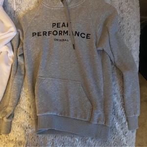 Peak Performance hoodie - Grå hoodie från Peak Performace i storlek XS. I väldigt bra skick. Köparen står för frakten😊