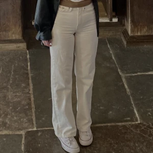 Krämvita jeans - anvönda fåtal gånger, köpata för ngr veckor sen