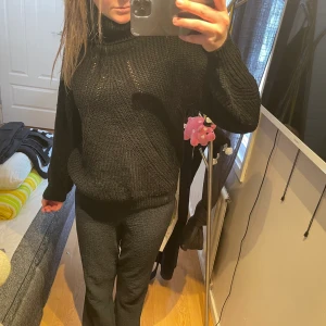 Stickad polotröja - Väldigt fin, super mjuk och skön stickad polotröja! Säljer då jag aldrig varit så förtjust i polotröjor. Svart och inga defekter överhuvudtaget, inte så mycket använd. Stl XS. Köparen står för frakten!!