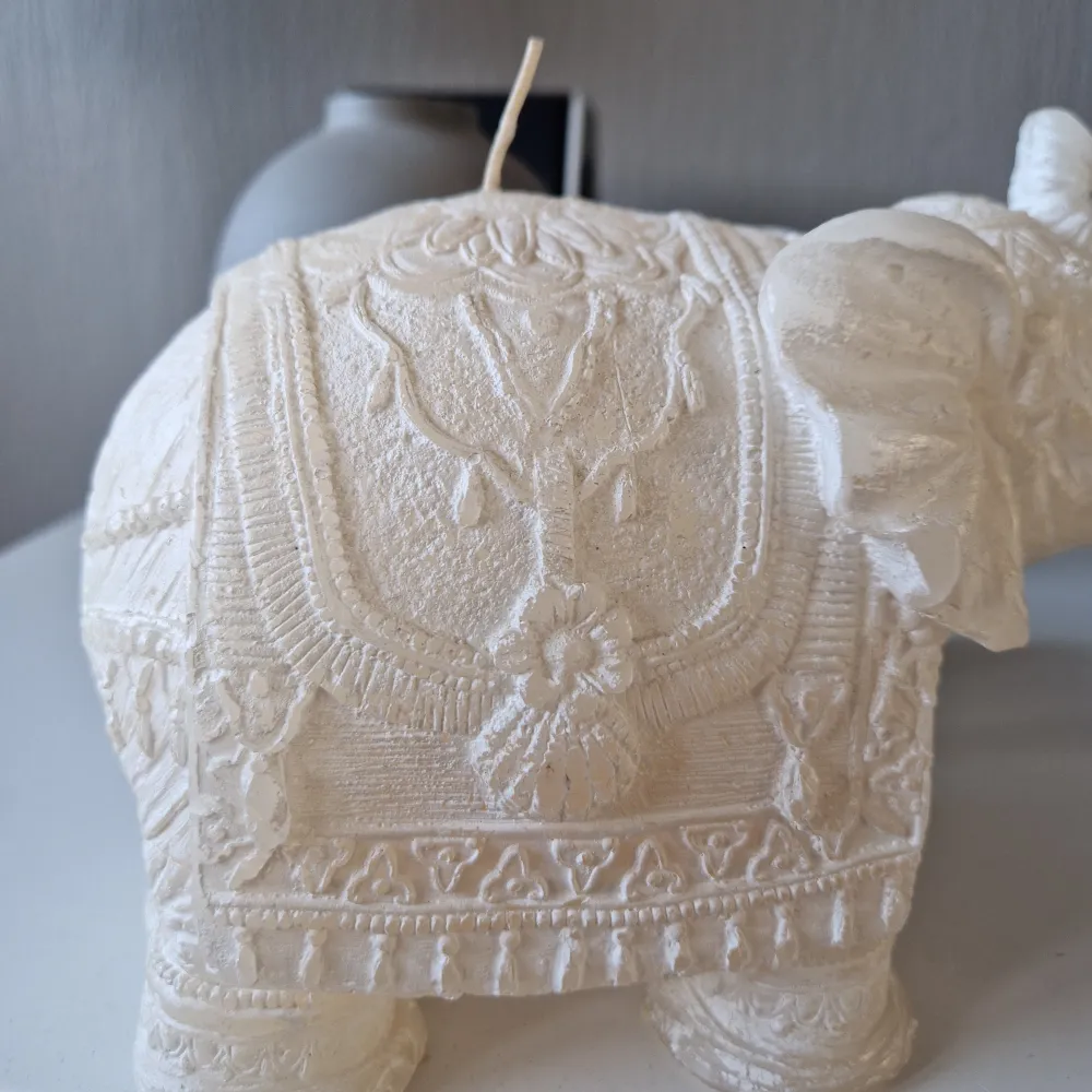 Jättevackert ljus i form av an elefant. Ljuset är ganska stort. Färgen är i benvit/offwhite. Köpt på Zara Home. Aldrig tänt ljuset som ni kan se på bilden. Funkar också utmärkt som supersnygg inredningsdetalj.. Muu.