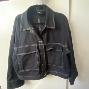 Jacka!  - Säljer denna jackan, perfekt till våren! Storlek L så lite oversized fit. 120kr eller högsta bud exklusive frakt⭐️