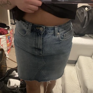 Jeanskjol - Blå jeanskjol från Bik Bok. Storlek 36. Använd max 5 gånger. Jag har 38 så därför kan den se lite liten ut på bilderna.