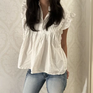 🌨️Vit gullig blus🌨️ - Fin vit blus med fina detaljer. Skit snyggt med ett par vanliga blåa jeans 