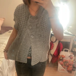 Stickad väst  - Snygg stickad väst, väldig trendig 