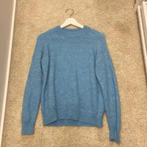 Säljer min ljusblå stickade tröja i alpackaull från zara💙 storleken är S och den är väldigt sparsamt använd