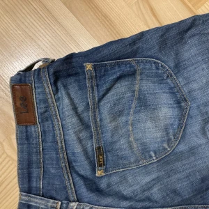 Low waist jeans - Fina low waist flared/bootcut LEE jeans👌💕pris kan diskuteras, hör av dig om du har nån fråga eller vill ha fler bilder💖
