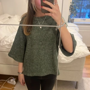 Stickad tröja - Säljer denna superfina gröna stickad tröja med trekvarts ärm från peppercorn!! Köpt för 650 och just denna färg finns inte kvar längre tror jag. Använd max tre gånger så superfint skick!!! Säljer förr 350 exkl frakt❤️säljer då den är för stor på mig