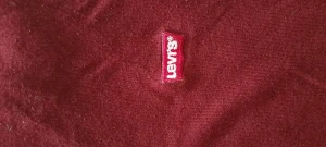 Levi's tröja - Vinröd. Gott skick.