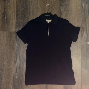 Burberry piké  - Burberry piké tröja nyskick , använd 2gr. Stilren och snygg mönster i knapparna Nypris 2400