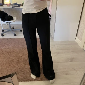 Kostymbyxor  - Säljer mina mid waist kostymbyxor från Gina tricot då de tyvärr är för långa för mig (jag är 164). Använda fåtal gånger och inga defekter. Nypris: 400kr  Tryck inte på köp nu!!