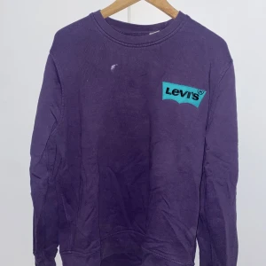 lilla och grön levis tröja - lilla levis tröja, köpt för nåt år sedan men knappt använt. Bra skick fast liten färgfläck på framsidan