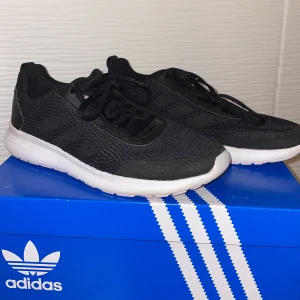 Skor - Säljer nu dessa adidas skor som är köpa för många år sedan men som inte längre kommer till användning!🤍Fint skick. Hör av er vid intresse eller mer info!🤍Tryck på ”köp nu” för att handla smidigt. Frakt tillkommer!