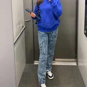 Jeans  - Säljer nu dessa otroligt sköna och fina jeans med as snyggt tryck! Dessa är från shein i mycket bra passform, dessa är också väldigt mjuka i materialet så är inte riktigt jeans material😇