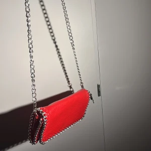 Tiamovöska - Jag säljer mina fina röda tiamoväska nu, fint skick använd cirka två ggr och är som ny❤️