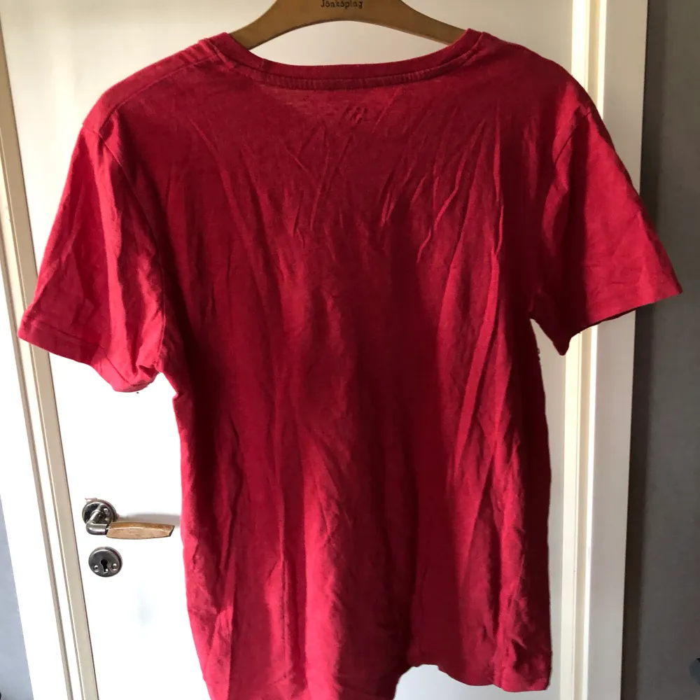 En röd t-shirt från lager 157 i storlek M. Oanvänd då jag inte passar i röd. Djur i hemmet.. T-shirts.