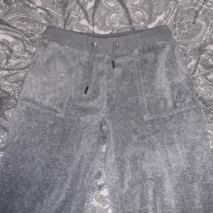 Säljer juicy couture grå - Säljer mina juicy pågrund av att dem inte kommer till användning, är ca 152cm och de är lite långa. Går att byta också 
