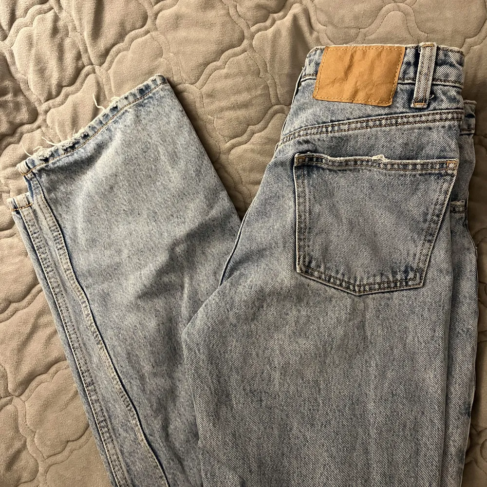 Ett par jeans från zara raka storlek 36 hör av dig för intresse🥰. Jeans & Byxor.