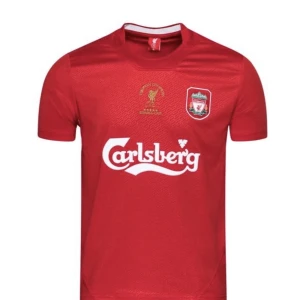 Liverpool 2005  - En snygg liverpool tröja som firar Champions league titeln 2005 i storlek XL men skulle säga att den passar L. Köpt från unisport för 579kr, tröjan är i nyskick då den bara varit upphängd på väggen och aldrig använd!