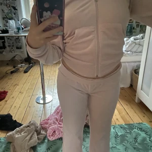 rosa y2k set - jättefint rosa set från gina som liknar y2k juicy seten! den är i god skick! dock saknas banden för att spänna in byxan. Jackan är S och byxorna XS frakt tillkommer ❤️