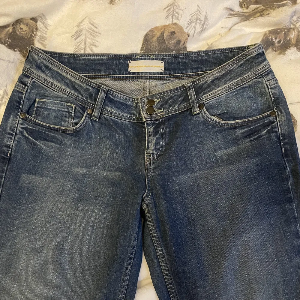 Skitsnygga, lågmidjade bootcut jeans från Topshop i storleken w32/l34. Köpte de second hand men de var väldigt stora på mig. Istället för att sy om de tänkte jag sälja dem. Jättefint mönster på rumpan! Midja: 81 cm, innerbenslängd: 84 cm . Jeans & Byxor.