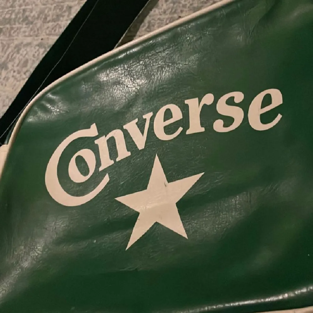 Hej! Jag säljer denna Converse väskan. Jag har inte använt den så mycket bara ett par gånger och inser att det inte är min stil riktigt! (Köpte den begagnad) (pris + frakt). Väskor.
