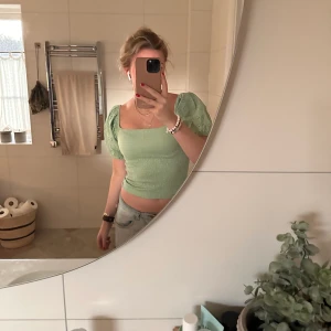 Grön topp - Grön topp likadan som den vita från MQ❤️fina detaljer och så fin färg❤️ 