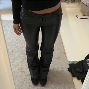 Äkta bootcut skinnbyxor - Säljer ett par skinnbyxor som verkligen är drömbyxorna men som tyvärr inte passar mig 😫 De är second hand och i äkta skinn! OBS bilderna är lånade från förra ägaren då de är för små för mig 💕MIDJEMÅTT 81 CM  🪡INNERBENSLÄNGD 70 CM 💕