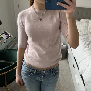Kashmir t-shirt! - Säljer denna Kashmir t shirt från hm! Finns ett litet hål på armen som däremot är lagat så man ser knappt💗
