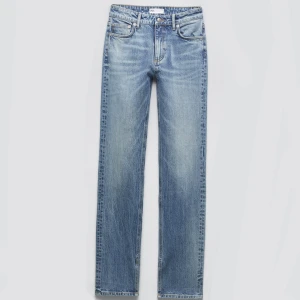 Zara split jeans - Säljer dessa jeans med slits från zara, sista bilden är lånad. Toppen skick då de inte kommit till användning. Storlek 32 🤍