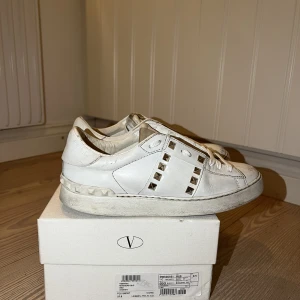 Valentino Garavani Rockstud Sneakers - Vita Valentino Sneakers i storlek 37,5. Mycket använda men i bra skick. Nypris 7200kr. Kvitto, orginalbox, äkthetsbevis finns med.   Köpare står för frakt 
