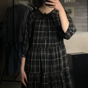 Rutig klänning - Mörkgrå/brun klänning från nakd som når till vaderna på mig som är 173. Mycket bra skick, stl 38, använd gärna köp nu!🤗