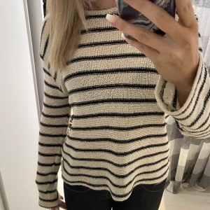 Randig tröja  - Fin stickad tröja från Zara som inte kommer till användning. Tröjan är i bra skick och använd få gånger. 