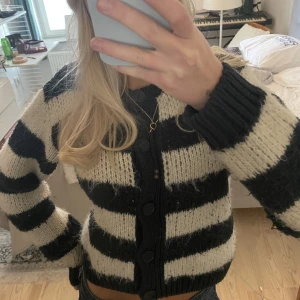 Stickad kofta - Så najs populär stickad kofta/tröja ifrån zara som jag köpte i höstas!!! Skönaste och verkligen perfekt för typ en sommarkväll???😍😍