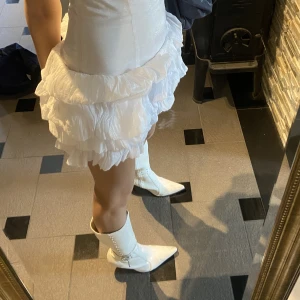 Yk2 klackar - Y2k vita långa stövlar från strl 38-40. Passar mig med 39-40! Coola, köpta under tidigt 2000 tal! Har lite små ”slitningar”. Pm för bild