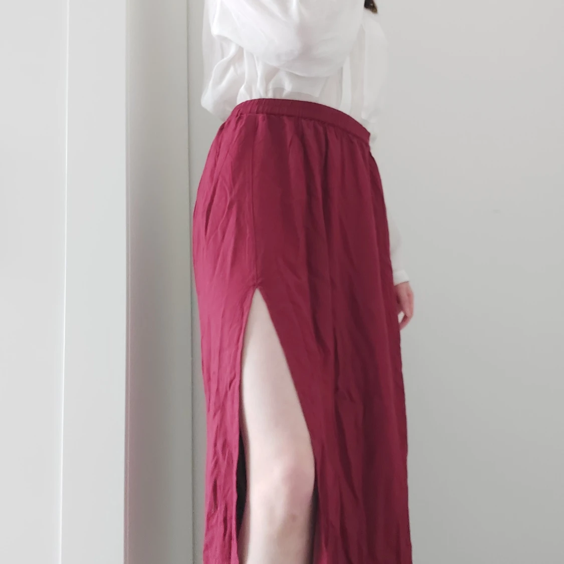 Knälång kjol m slits