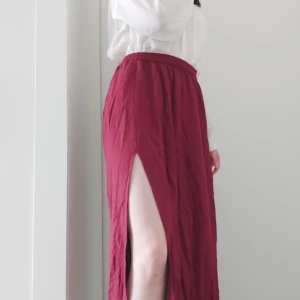 Knälång kjol m slits - Kan bytas mot kjol el andra plagg. Vinröd knälång kjol med slits stl s. Resår i midjan. Mucket fint skick.