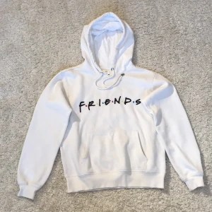 Vit hoodie - Hoodie från h&m, vit, friends logo tryck, strl XS😊💕