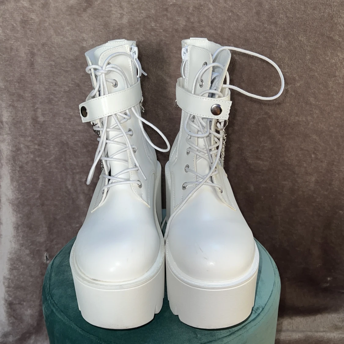 Vita breda klackar  - 91