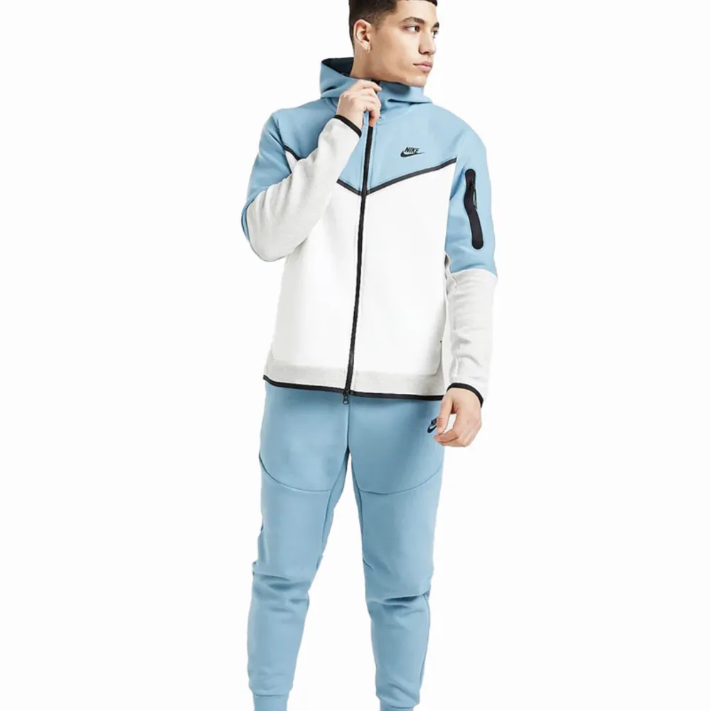 Säljer denna sällsynta Nike tech fleece i storlek s/m skick 9/10  Pris 1500 (hela dressen)  Kom priv för fler bilder eller funderingar . Övrigt.