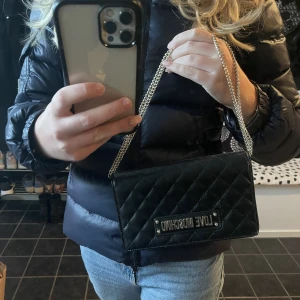 Väska  - Jättefin moschino väska. Svart med guld detaljer. Super skick🫶🏼