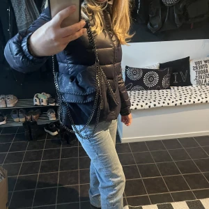 Väska - Jättefin Stella liknande väska i fin marinblå färg. Passar utmärkt till allt! Köpt utomlands för 500. Inte mycket använd ❤️‍🔥