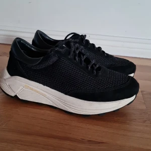 Our Legacy Mono runner - Fint skick, sparsamt använda. Säljer pga för små för mig.