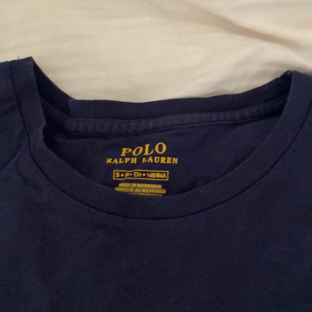 Säljer en blå Ralph Lauren t-shirt. Storlek 160. . T-shirts.