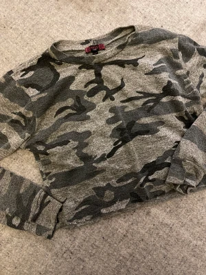 Camo sweatshirt  - Lite oversize fit men något croppad. Tunn sweatshirt tyg.  Använt skick men fin. 